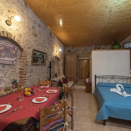 Renovated Spacious Old Wine Cellar *menecrates* Lejlighed *